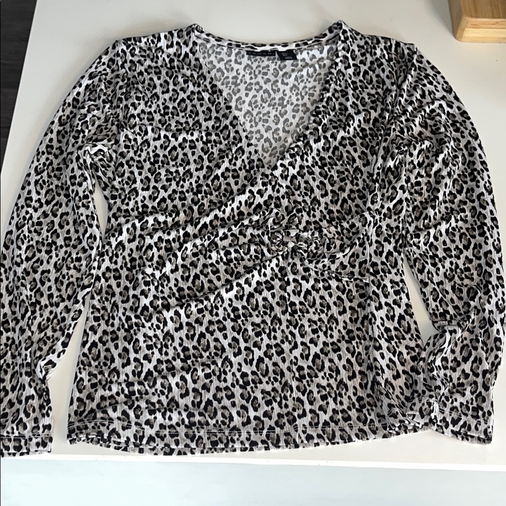 Tahari Sz LG Black & White Leopard Print Long Sleeve V-Neck Top #animalprint